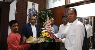 তারেক রহমানকে ফুলেল শুভেচ্ছা ও মিষ্টি পাঠিয়েছেন মমতা বন্দ্যোপাধ্যায়